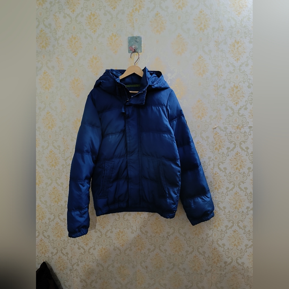 Abercrombie & Fitch - Picture 1 of 4